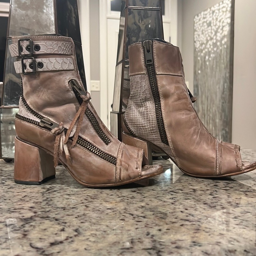 FreeBird Zombi Taupe size nine gorgeous boots